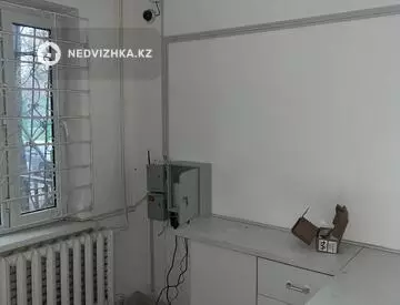 Офисное помещение, этаж 1 из 5, в жилом доме, 63 м²
