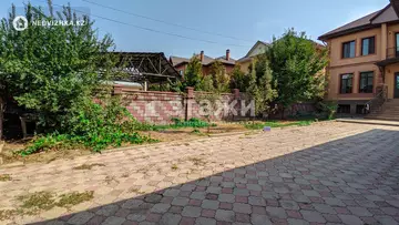 6-комнатный дом, 8 соток, 256 м², на длительный срок