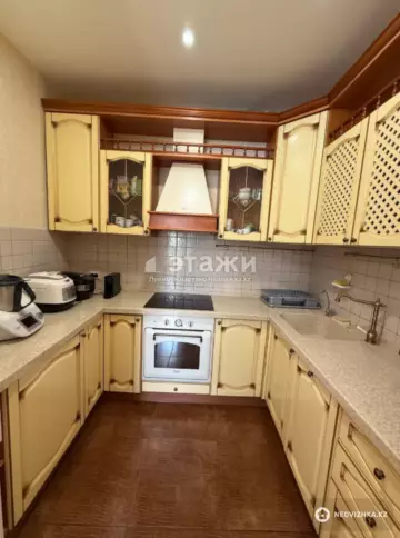 3-комнатная квартира, этаж 3 из 9, 130 м²