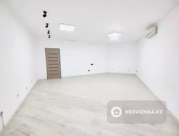 Офисное помещение, этаж 1 из 13, в жилом доме, 150 м²