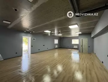 Офисное помещение, этаж 1 из 5, в жилом доме, 100 м²