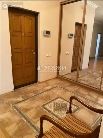 4-комнатная квартира, этаж 3 из 8, 183 м²