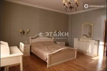 4-комнатная квартира, этаж 3 из 8, 183 м²