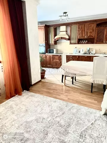 4-комнатная квартира, этаж 6 из 10, 104 м², на длительный срок
