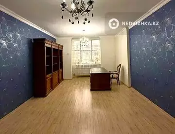 5-комнатная квартира, этаж 4 из 19, 152 м²
