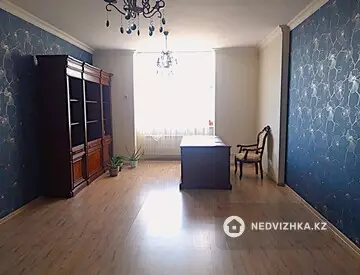 5-комнатная квартира, этаж 4 из 19, 152 м²