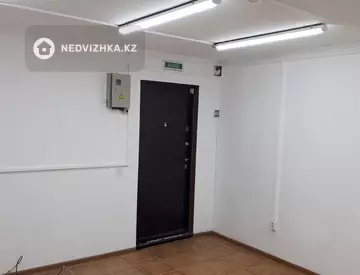 Офисное помещение, этаж 1 из 5, в жилом доме, 30 м²