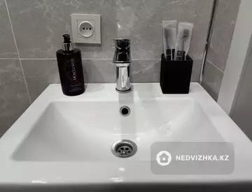 1-комнатная квартира, этаж 4 из 10, 43 м², посуточно