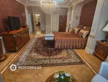 4-комнатная квартира, этаж 4 из 5, 340 м²