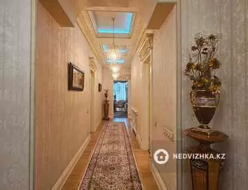 4-комнатная квартира, этаж 4 из 5, 340 м²