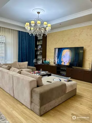 6-комнатная квартира, этаж 5 из 5, 235 м²