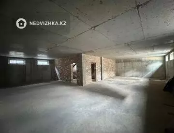 Здание, 3 этажа, 659 м²