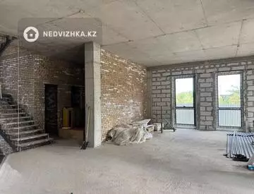 Здание, 3 этажа, 659 м²