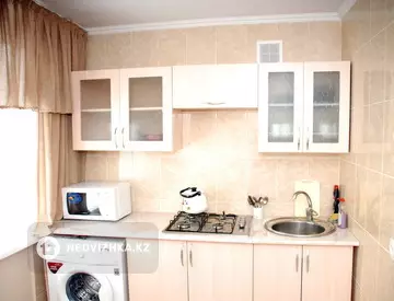 2-комнатная квартира, этаж 3 из 4, 43 м², посуточно