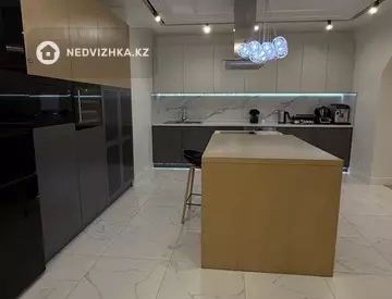 3-комнатная квартира, этаж 8 из 15, 141 м²