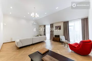 5-комнатная квартира, этаж 5 из 15, 225 м²