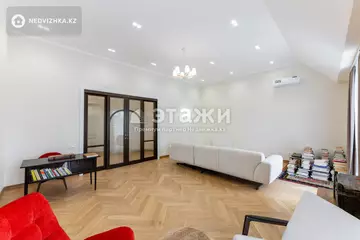 5-комнатная квартира, этаж 5 из 15, 225 м²