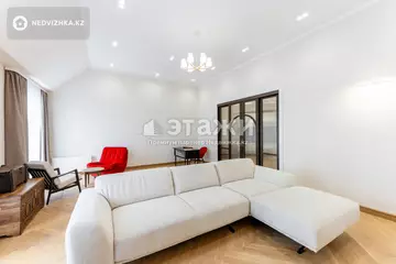 5-комнатная квартира, этаж 5 из 15, 225 м²