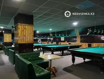 Здание, 3 этажа, 3 715 м²