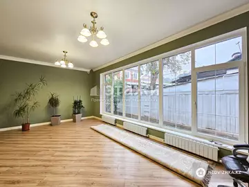 6-комнатный дом, 4 соток, 280 м², на длительный срок