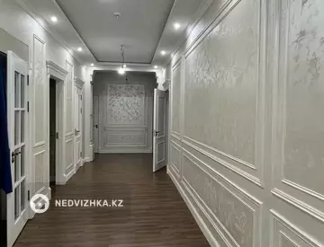 4-комнатная квартира, этаж 2 из 12, 148 м²