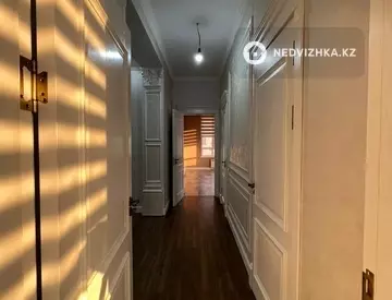 4-комнатная квартира, этаж 2 из 12, 148 м²