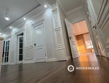 4-комнатная квартира, этаж 2 из 12, 148 м²