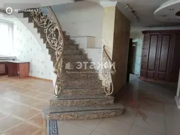 5-комнатная квартира, этаж 15 из 16, 369 м², на длительный срок