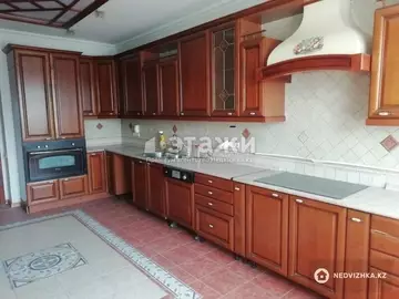 5-комнатная квартира, этаж 15 из 16, 369 м², на длительный срок