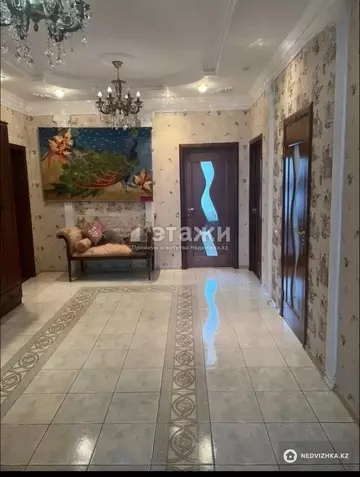 4-комнатная квартира, этаж 4 из 9, 150 м², на длительный срок
