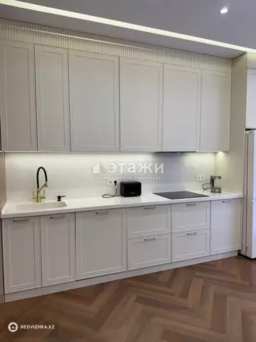4-комнатная квартира, этаж 8 из 12, 138 м²