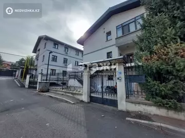 3-комнатная квартира, этаж 3 из 3, 125 м², на длительный срок