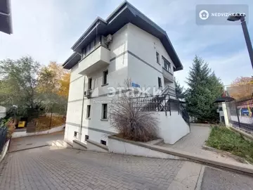 3-комнатная квартира, этаж 3 из 3, 125 м², на длительный срок