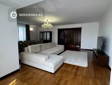4-комнатная квартира, этаж 4 из 6, 250 м²