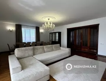 4-комнатная квартира, этаж 4 из 6, 250 м²