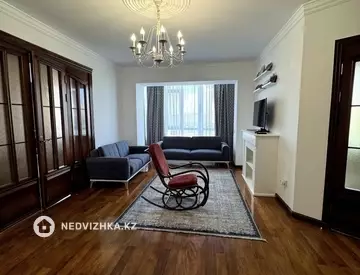 4-комнатная квартира, этаж 4 из 6, 250 м²