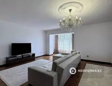 4-комнатная квартира, этаж 4 из 6, 250 м²