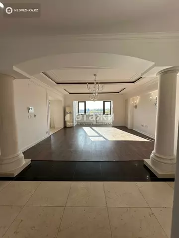 5-комнатная квартира, этаж 3 из 21, 223 м²