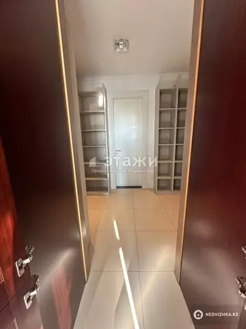 5-комнатная квартира, этаж 3 из 21, 223 м²