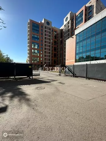 3-комнатная квартира, этаж 2 из 12, 160 м²