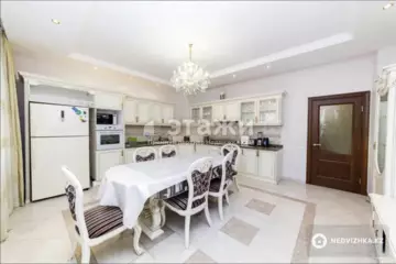 4-комнатная квартира, этаж 4 из 13, 172 м²