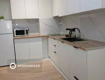 1-комнатная квартира, этаж 10 из 13, 38 м², посуточно