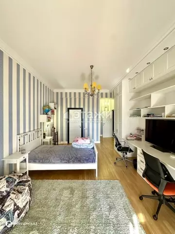 4-комнатная квартира, этаж 5 из 5, 235 м², на длительный срок