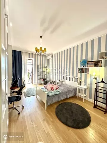 4-комнатная квартира, этаж 5 из 5, 235 м², на длительный срок