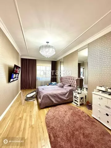 4-комнатная квартира, этаж 5 из 5, 235 м², на длительный срок