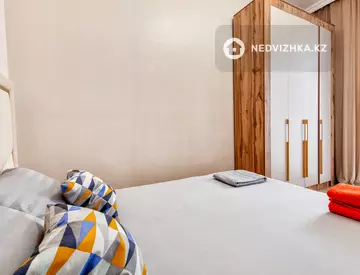 2-комнатная квартира, этаж 10 из 17, 65 м², посуточно