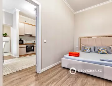2-комнатная квартира, этаж 10 из 17, 65 м², посуточно