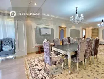 4-комнатная квартира, этаж 4 из 4, 183 м²