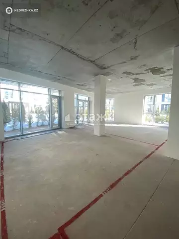 5-комнатная квартира, этаж 2 из 3, 370 м²