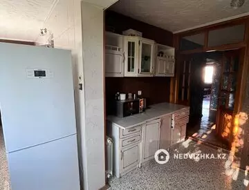 2-комнатная квартира, этаж 3 из 5, 52 м², на длительный срок